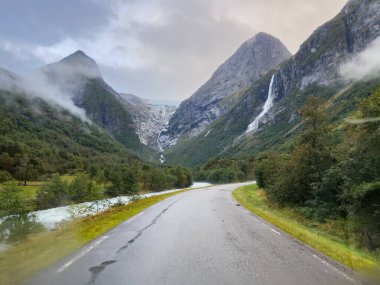 Norveç 'in güneyindeki Briksdal Buzul Vadisi' nde yol. Avrupa