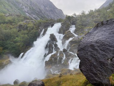 Güney Norveç 'teki Briksdalbreen Buzul Vadisi' nde sonbahar manzarası. Avrupa.