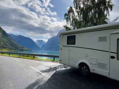 Norveç 'in güneyindeki Lovatnet Gölü Vadisi' nde karavan kampçısı.