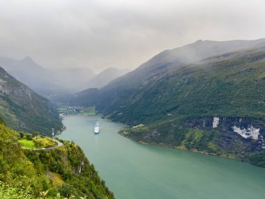 Geiranger 'de sonbahar manzarası. Fiord vadisi, Güney Norveç, Avrupa