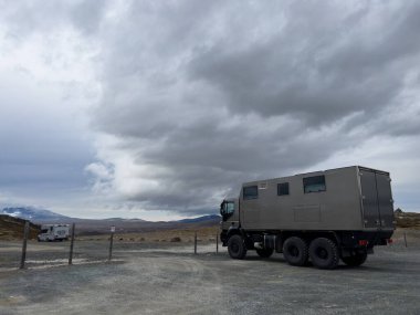 Norveç 'in güneyindeki Dovrefjell Ulusal Parkı' nda bir karavan kampçısı.