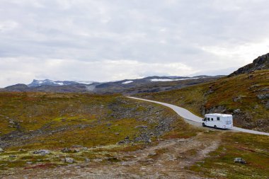 Norveç 'in güneyindeki Stegastein kavşağında bir karavan.