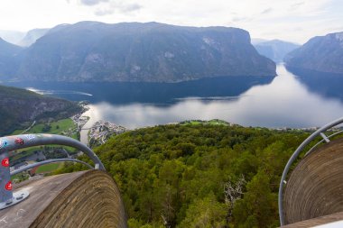 Norveç 'in güneyinde, Stegastein manzaralı otoyolda sonbahar manzarası