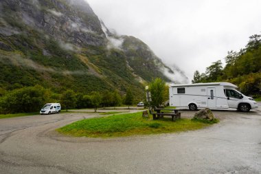 Norveç 'in güneyinde, Briksdal Buzul Vadisi' nde karavan kampçısı..