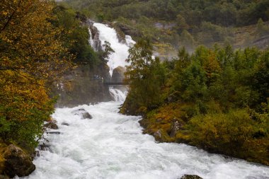 Güney Norveç 'teki Briksdalbreen Buzul Vadisi' nde sonbahar manzarası. Avrupa.