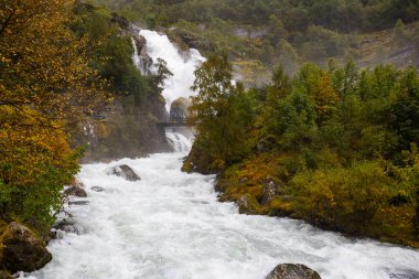 Güney Norveç 'teki Briksdalbreen Buzul Vadisi' nde sonbahar manzarası. Avrupa.