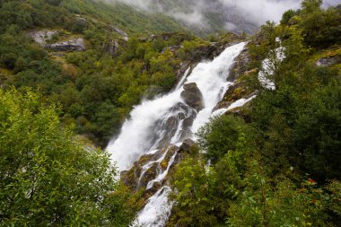 Güney Norveç 'teki Briksdalbreen Buzul Vadisi' nde sonbahar manzarası. Avrupa.