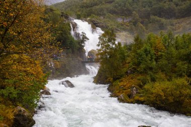 Güney Norveç 'teki Briksdalbreen Buzul Vadisi' nde sonbahar manzarası. Avrupa.