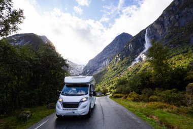 Norveç 'in güneyinde, Briksdal Buzul Vadisi' nde karavan kampçısı..