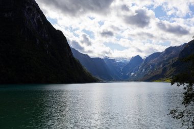 Güney Norveç 'teki Briksdalbreen Buzul Vadisi' nde sonbahar manzarası. Avrupa.