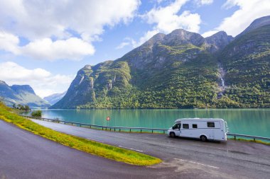 Norveç 'in güneyinde, Briksdal Buzul Vadisi' nde karavan kampçısı..