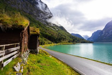 Norveç 'in güneyindeki Lovatnet Gölü Vadisi' nde geleneksel evler Avrupa 'da