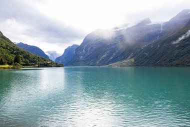 Norveç 'in güneyinde, Avrupa' da Lovatnet göl vadisinde sonbahar manzarası