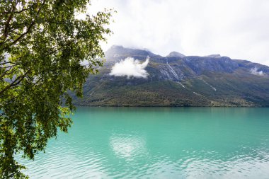 Norveç 'in güneyinde, Avrupa' da Lovatnet göl vadisinde sonbahar manzarası