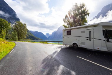 Norveç 'in güneyindeki Lovatnet Gölü Vadisi' nde karavan kampçısı.