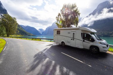 Norveç 'in güneyindeki Lovatnet Gölü Vadisi' nde karavan kampçısı.