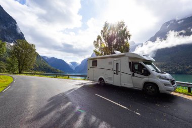 Norveç 'in güneyindeki Lovatnet Gölü Vadisi' nde karavan kampçısı.