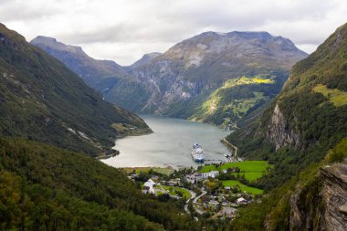 Geiranger 'de sonbahar manzarası. Fiord vadisi, Güney Norveç, Avrupa