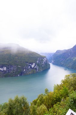 Geiranger 'de sonbahar manzarası. Fiord vadisi, Güney Norveç, Avrupa