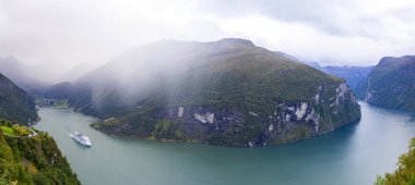 Geiranger 'de sonbahar manzarası. Fiord vadisi, Güney Norveç, Avrupa