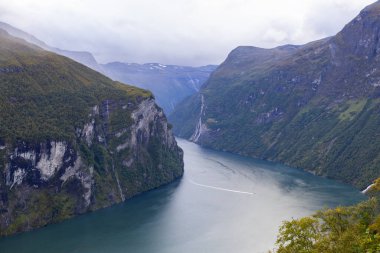 Geiranger 'de sonbahar manzarası. Fiord vadisi, Güney Norveç, Avrupa