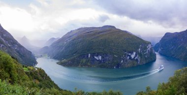 Geiranger 'de sonbahar manzarası. Fiord vadisi, Güney Norveç, Avrupa