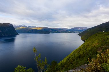 Norveç 'in güneyinde Bergen' den Alesund yoluna sonbahar manzarası
