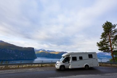 Avrupa 'da, Norveç' in güneyindeki Bergen 'den Alesund yoluna giden bir karavan kampçısı.