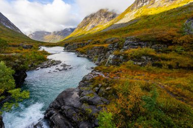 Norveç 'in güneyindeki Trollstigen yolunda sonbahar manzarası