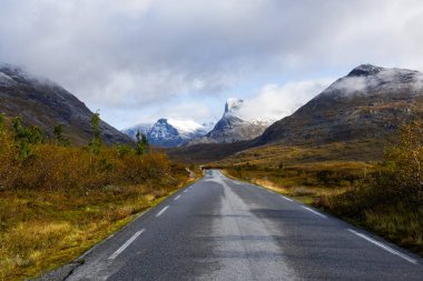 Norveç 'in güneyindeki Trollstigen yolunda sonbahar manzarası