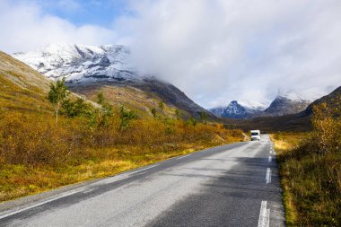 Norveç 'in güneyindeki Trollstigen Yolu' nda sonbaharda karavan kampı.