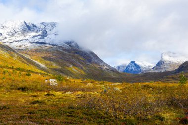 Norveç 'in güneyindeki Trollstigen Yolu' nda sonbaharda karavan kampı.