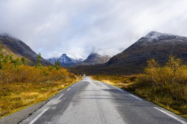 Norveç 'in güneyindeki Trollstigen yolunda sonbahar manzarası