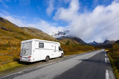 Norveç 'in güneyindeki Trollstigen Yolu' nda sonbaharda karavan kampı.