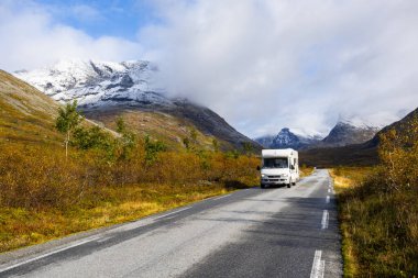 Norveç 'in güneyindeki Trollstigen Yolu' nda sonbaharda karavan kampı.