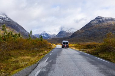 Norveç 'in güneyindeki Trollstigen Yolu' nda sonbaharda karavan kampı.