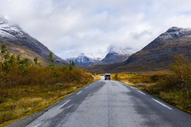 Norveç 'in güneyindeki Trollstigen Yolu' nda sonbaharda karavan kampı.