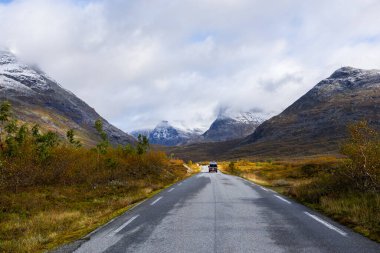 Norveç 'in güneyindeki Trollstigen Yolu' nda sonbaharda karavan kampı.