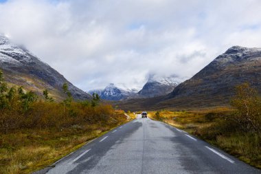 Norveç 'in güneyindeki Trollstigen Yolu' nda sonbaharda karavan kampı.