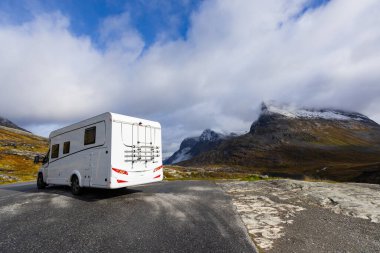 Norveç 'in güneyindeki Trollstigen Yolu' nda sonbaharda karavan kampı.