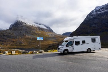 Norveç 'in güneyindeki Trollstigen Yolu' nda sonbaharda karavan kampı.