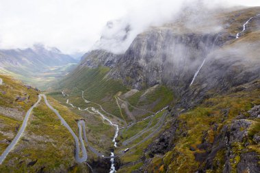 Norveç 'in güneyindeki Trollstigen yolunda sonbahar manzarası