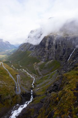 Norveç 'in güneyindeki Trollstigen yolunda sonbahar manzarası