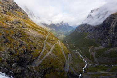 Norveç 'in güneyindeki Trollstigen yolunda sonbahar manzarası