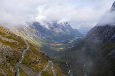 Norveç 'in güneyindeki Trollstigen yolunda sonbahar manzarası