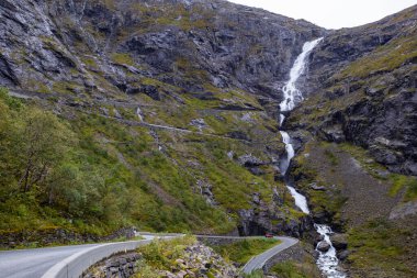 Norveç 'in güneyindeki Trollstigen Yolu' nda sonbaharda karavan kampı.