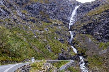 Norveç 'in güneyindeki Trollstigen Yolu' nda sonbaharda karavan kampı.
