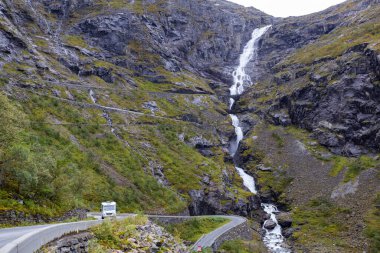 Norveç 'in güneyindeki Trollstigen Yolu' nda sonbaharda karavan kampı.