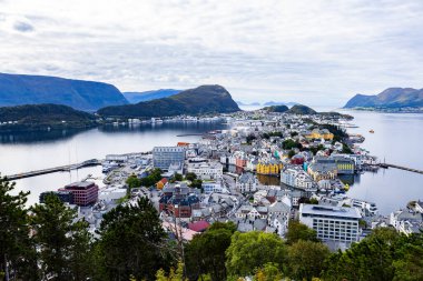 Norveç 'in Alesund şehrinde sonbahar manzarası