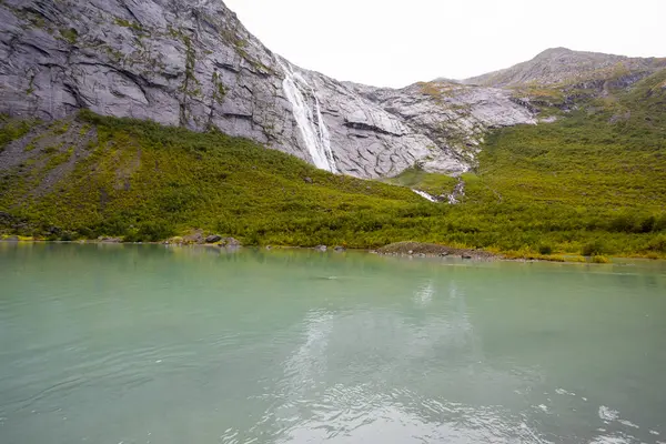 Güney Norveç 'teki Briksdalbreen Buzul Vadisi' nde sonbahar manzarası. Avrupa.